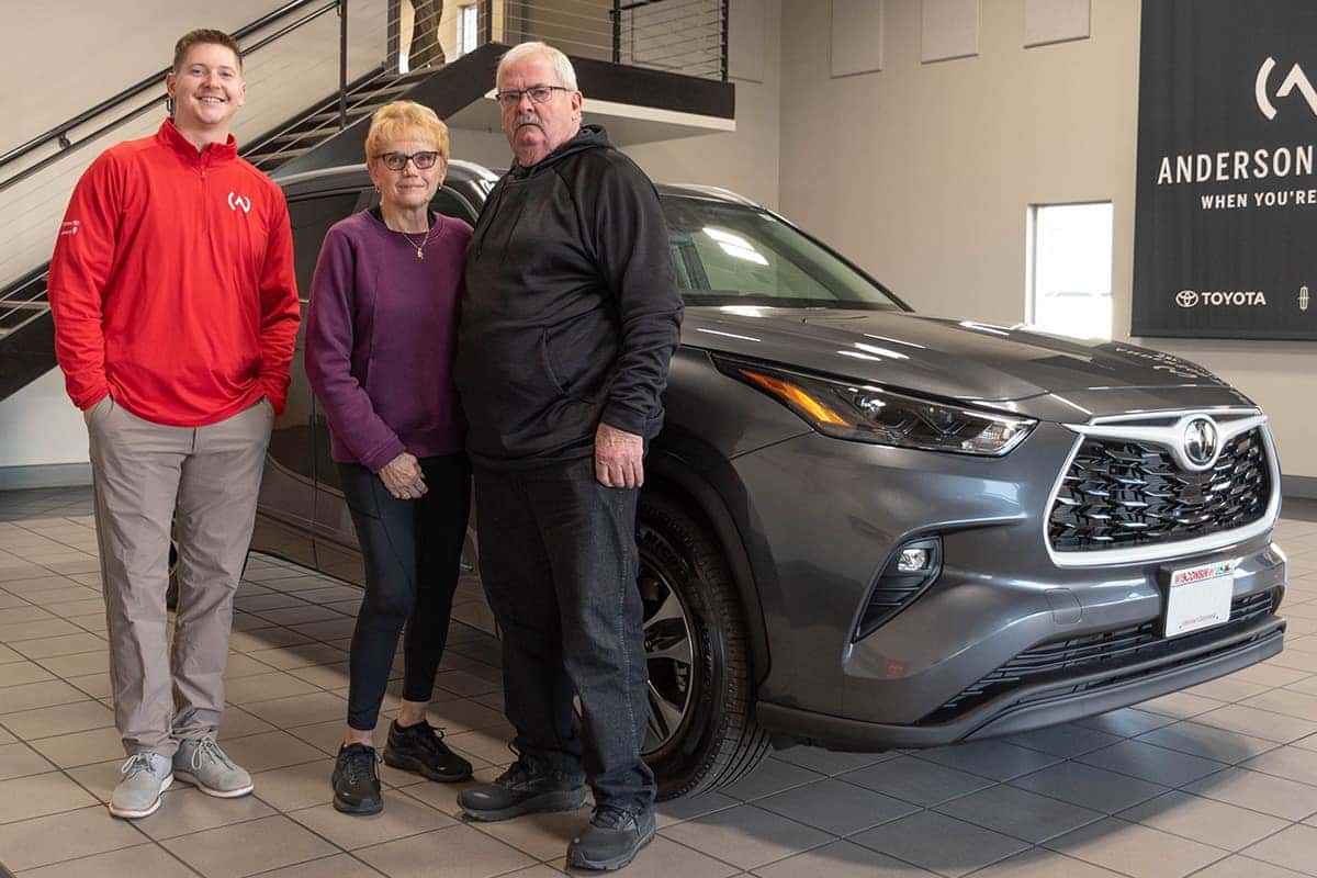 sales consultant payton duit delivering a toyota highlander