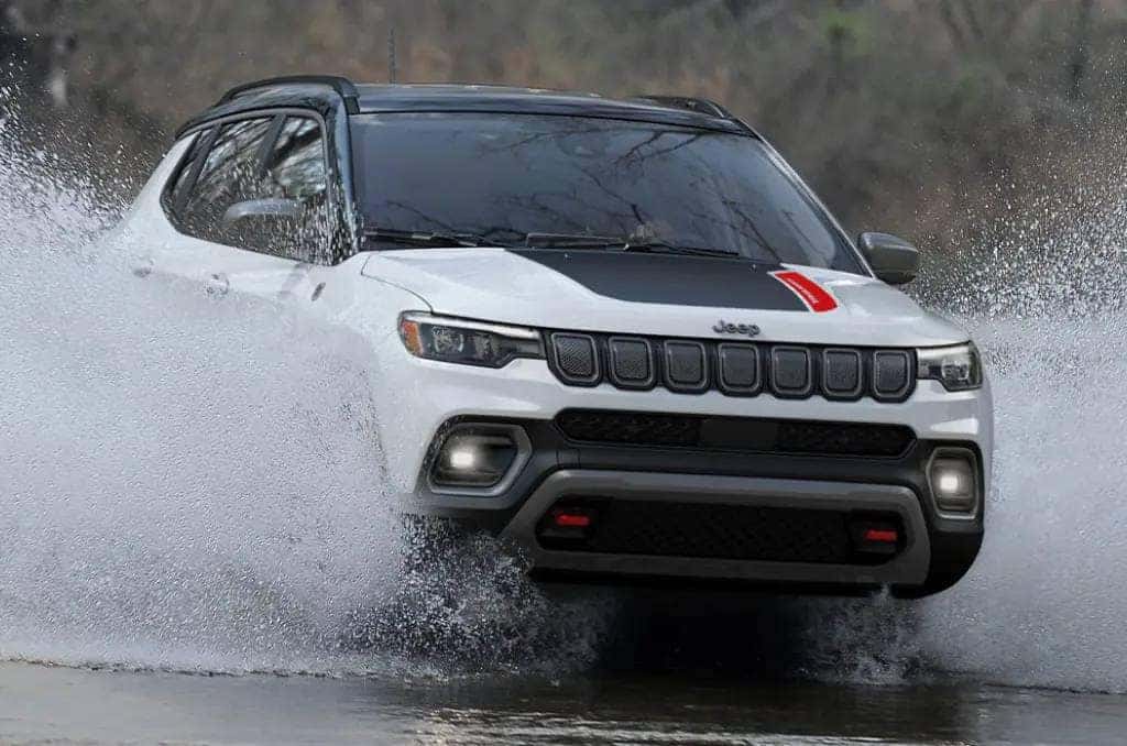 What are the performance specs of the 2022 Jeep® Compass?