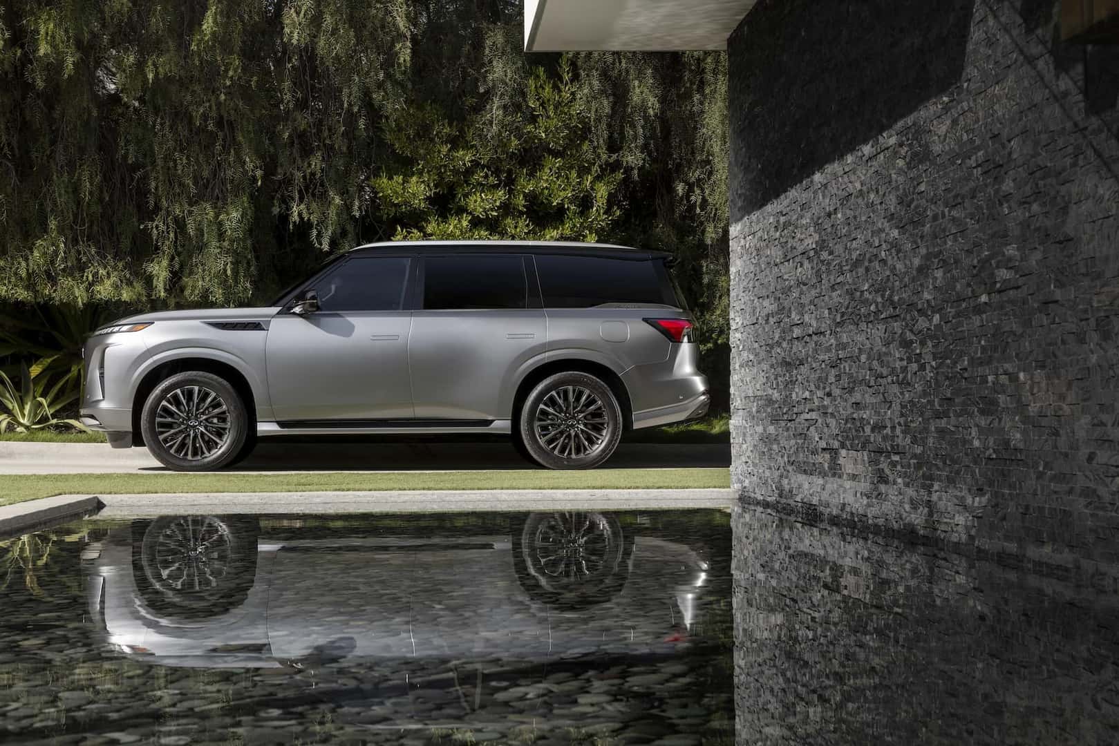 2025 INFINITI QX80 Side Profile