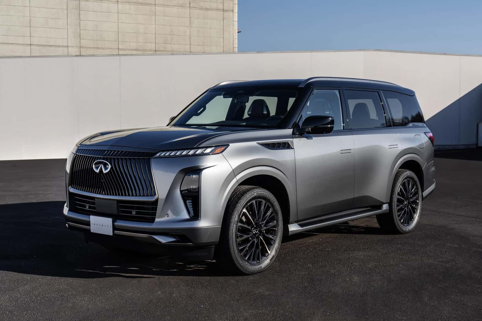 2025 INFINITI QX80 Dynamic Metal