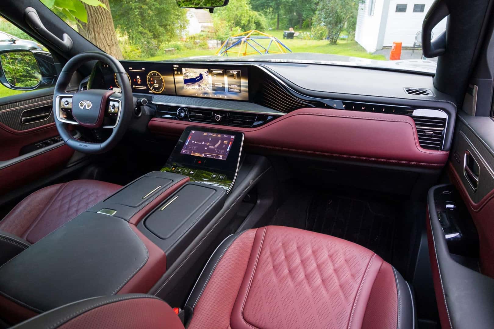 2025 INFINITI QX80 front row seats