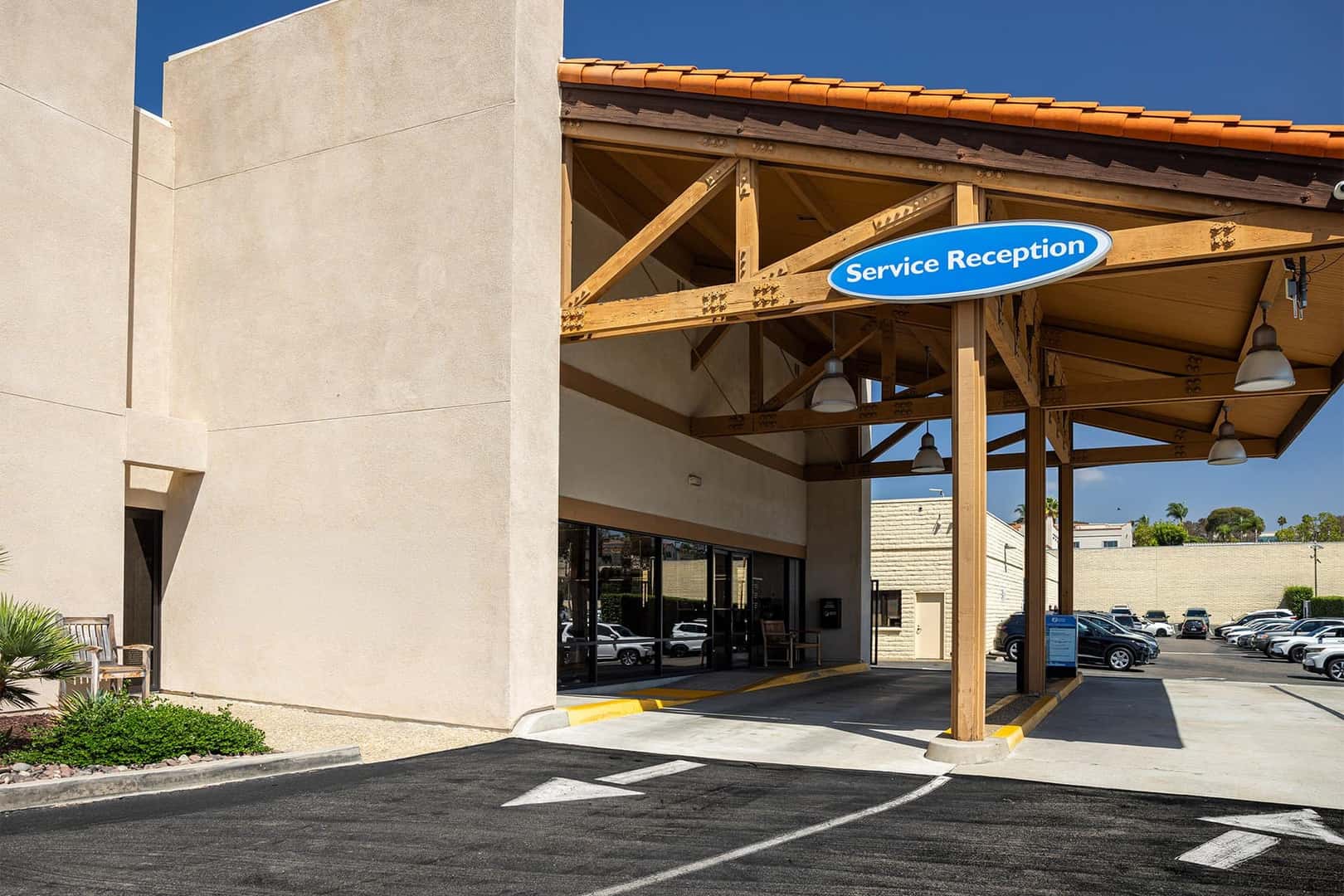 Service advisors at the Hoehn Honda Carlsbad service reception drive