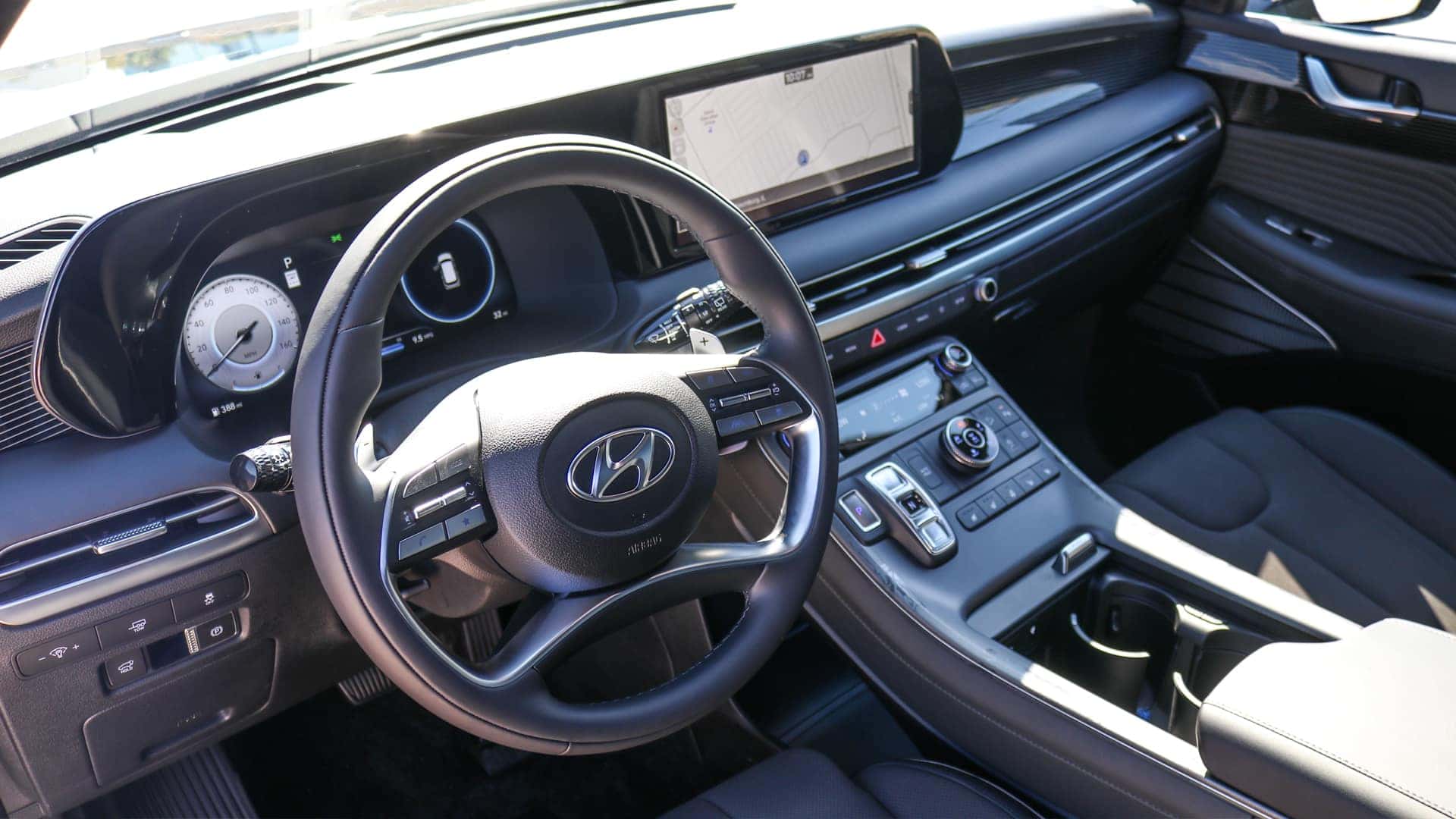 2025 Hyundai Palisade steering wheel with integrated controls and premium leather-wrapped design.