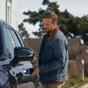 Man unlocking the 2023 Hyundai Palisade using a smartphone digital key.
