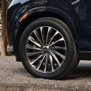 Close-up of the 2023 Hyundai Palisade’s alloy wheels with an intricate spoke design.