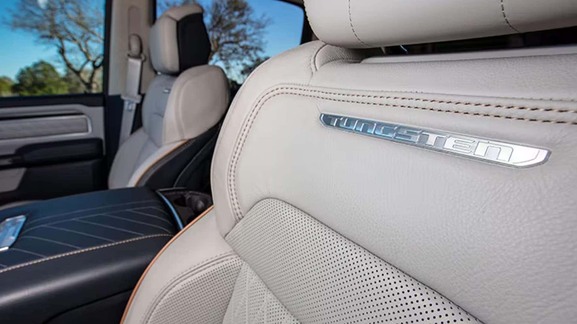 Front seats with massage and spacious rear legroom in Ram 1500